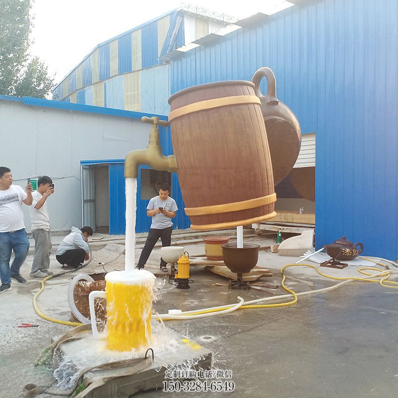 酒坛水龙头流水壶雕塑制作现场 酒坛水龙头流水壶雕塑制作现场